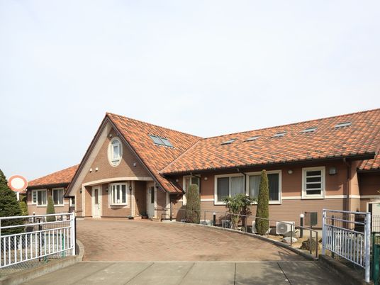 暖かみのある大きな屋根の建物
