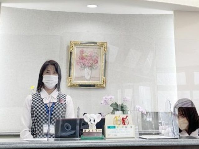 受付カウンターの女性  