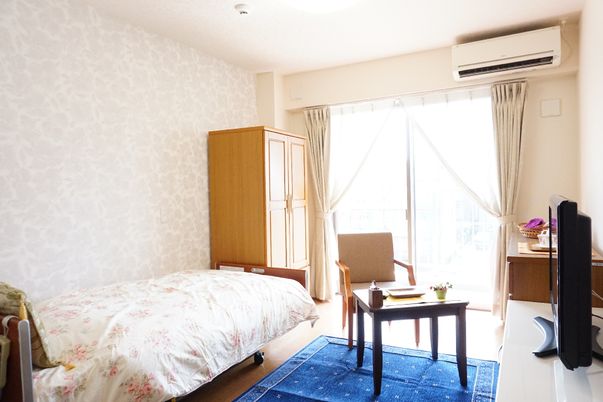 居室の明るい一室