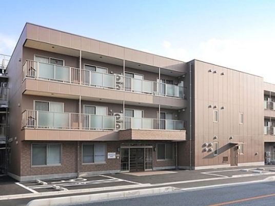 3階建てのモダンな外観