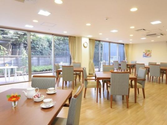 明るい食事スペース