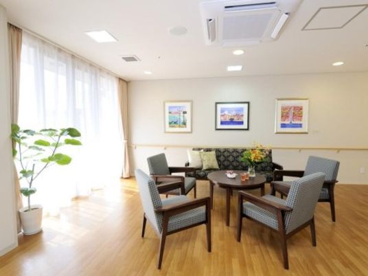 暖かい雰囲気のラウンジ