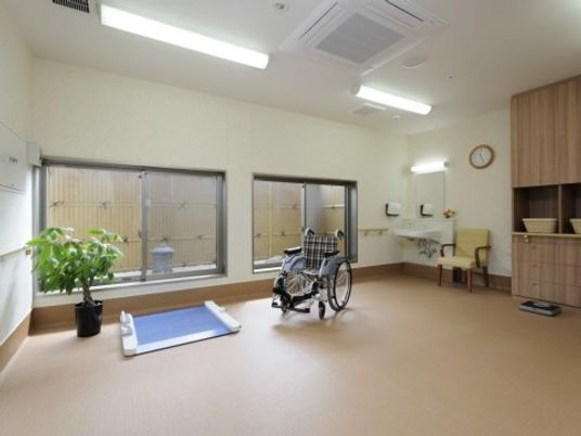 車椅子のある明るい部屋