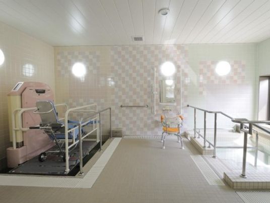 明るい浴室の施設