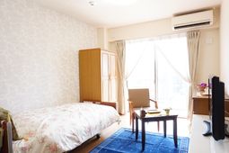 明るい居室の様子