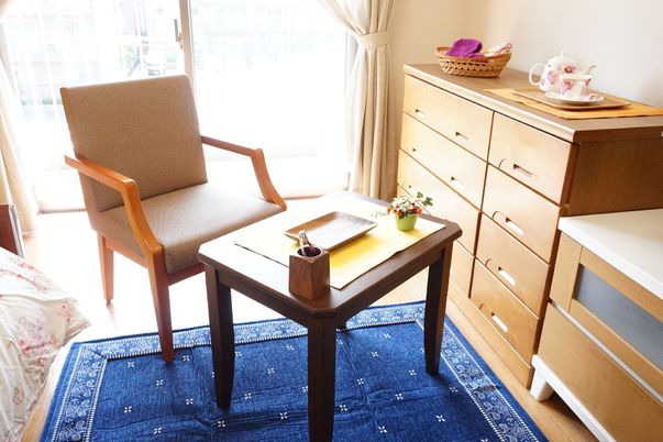 明るい居室の一角