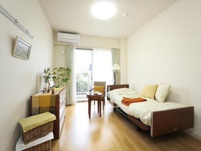 明るい洋室の居室