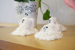 ふわふわの犬の置物二体