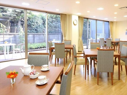 明るい共有ダイニング空間