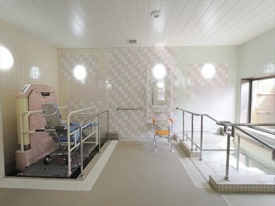 清潔感ある明るい浴室