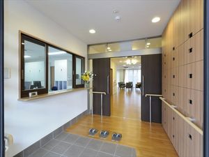 エントランスの明るい通路