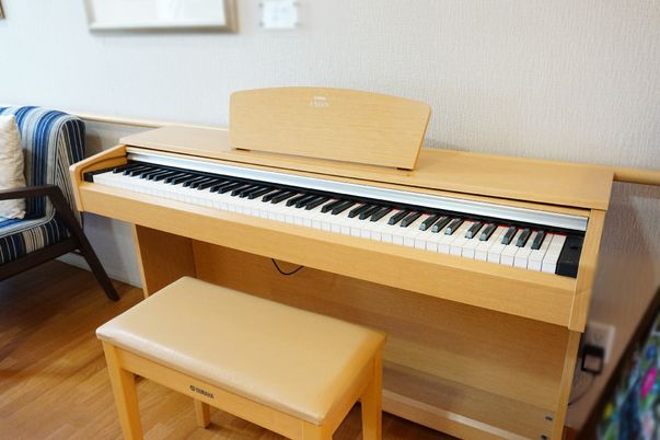 部屋の電子ピアノと椅子