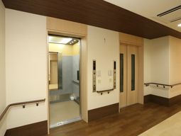 明るい廊下とエレベーター