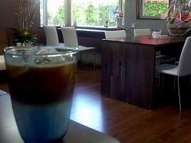 明るい共有スペース ダイニングルーム 自然光が差し込む明るい空間で、リラックスしながらお茶や会話を楽しめます。