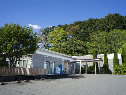 緑に囲まれた外観  