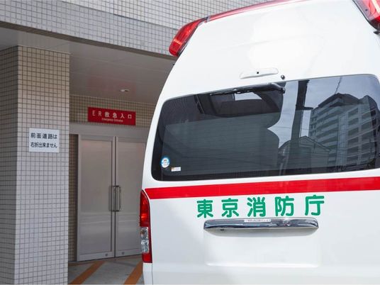 救急搬入口と車両  