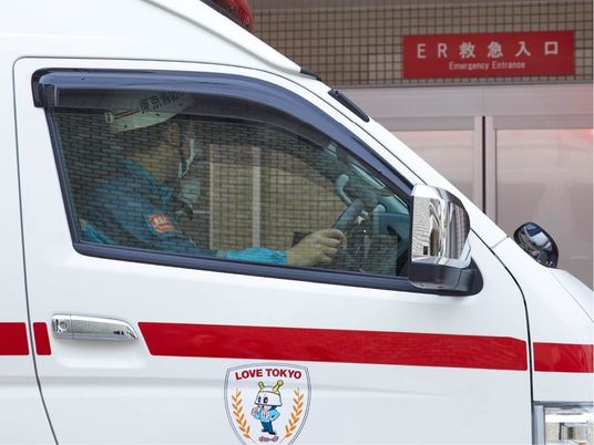 救急車が待機する入口  