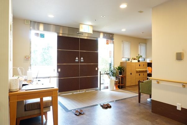 エントランスの明るい空間