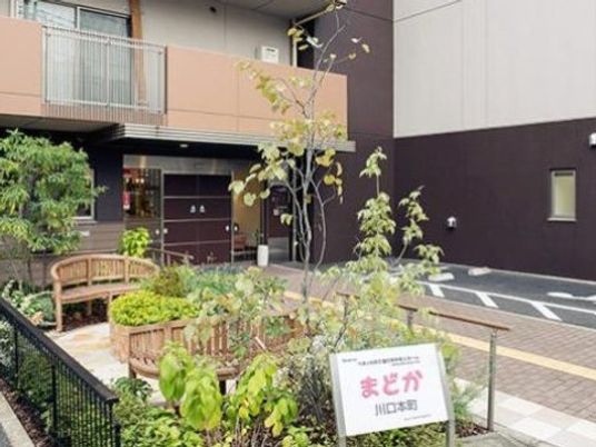 中庭のベンチと植栽