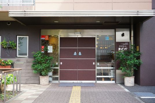 茶色の扉のエントランス