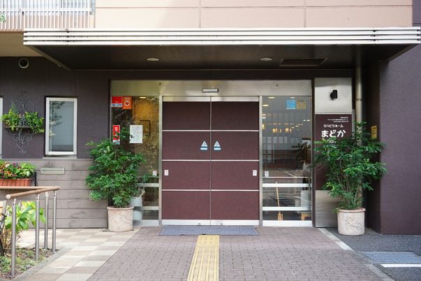 茶色の扉のエントランス