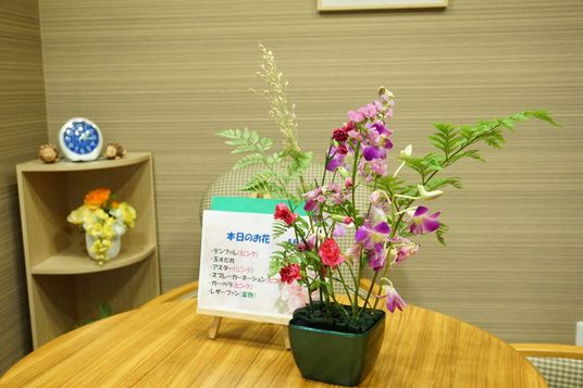 応接スペースの花と掲示物