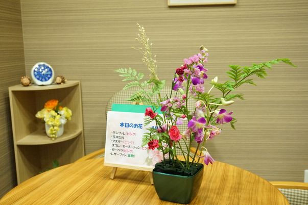 応接スペースの花と掲示物
