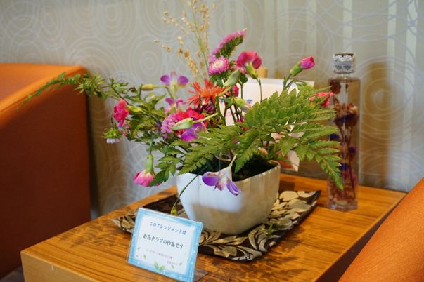 生花と案内カードのテーブル