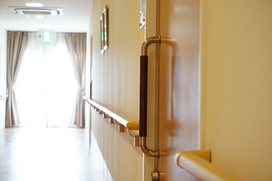 廊下に設置された手すり