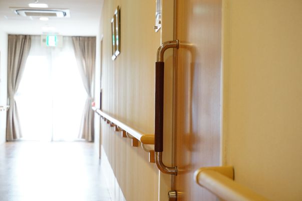 廊下に設置された手すり
