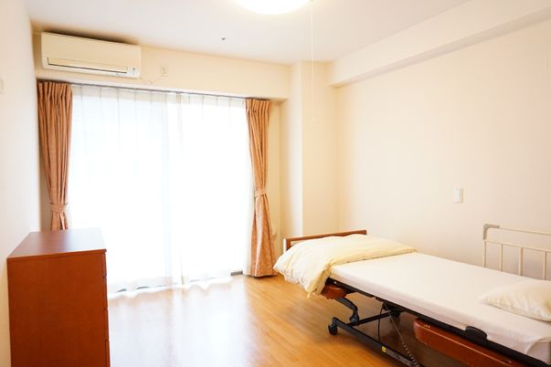 明るい個室の居室