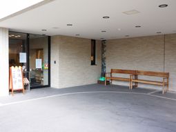 施設の落ち着いたエントランス