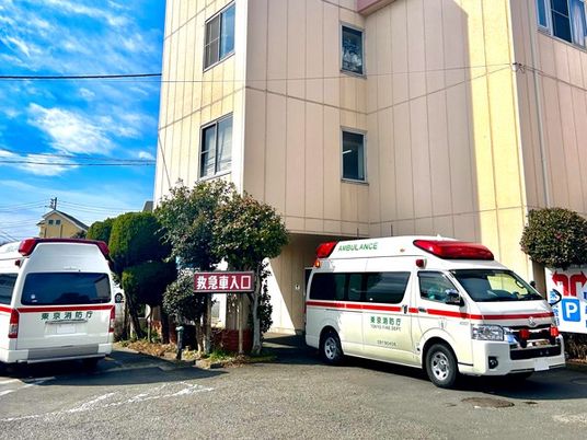 救急車が停車する外観  