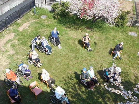 庭で交流するスタッフと入居者
