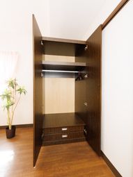 茶色いクローゼットの空間