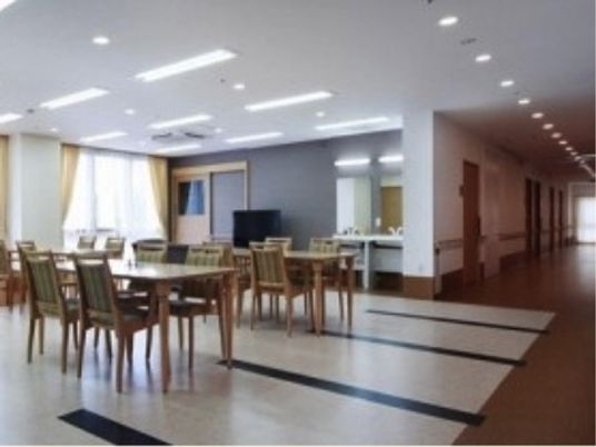 広々とした明るい食堂