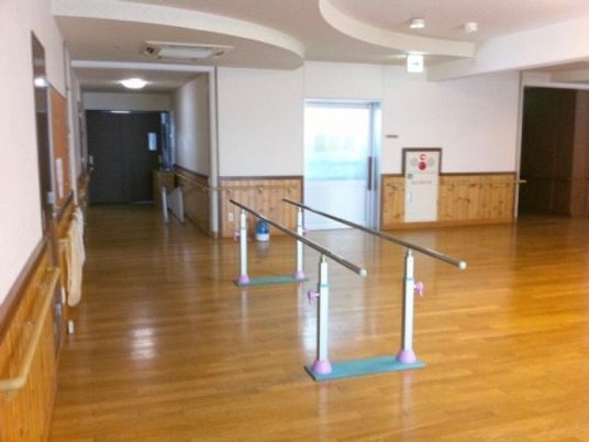広々とした木目調の機能訓練室