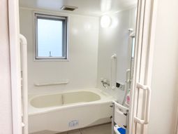 明るい安全な浴室