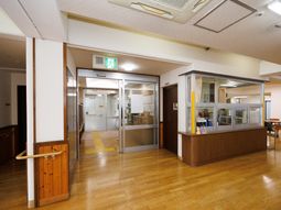 受付と廊下の明るい空間