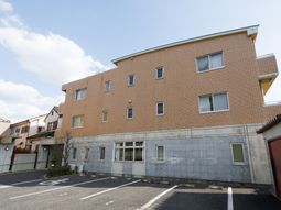 明るい外観の建物