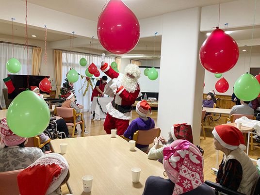 クリスマスを祝う食堂