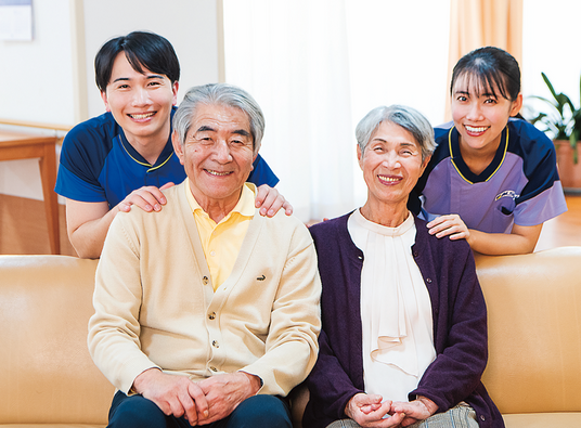 笑顔で会話するスタッフと利用者