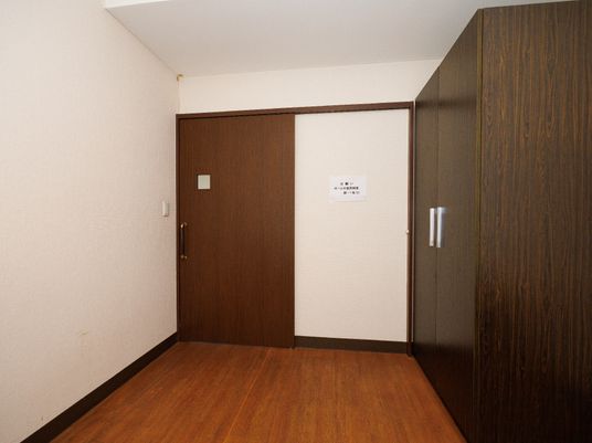 シンプルな居室のドア