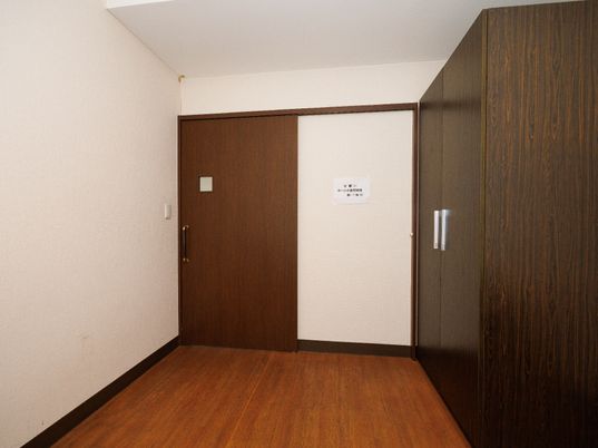 シンプルな居室のドア