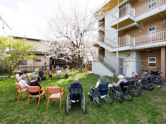 桜木の下でくつろぐ人々