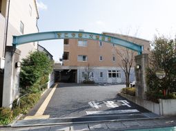 土色の建物と入口アーチ