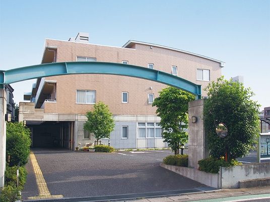 明るい外観の施設入口