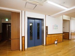 廊下にある青いエレベーター