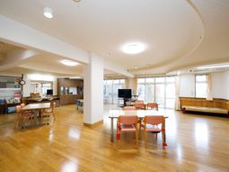 共有スペースの明るい室内
