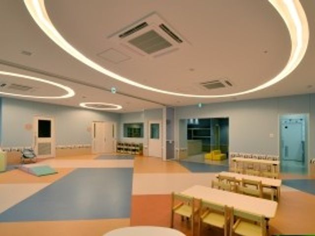 広い多目的室です 多目的室   曲線の天井照明が印象的な、広々とした多目的室です。机やいすがゆったり配置され、使いやすさが伝わります。